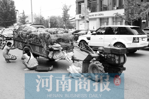 兩車相蹭后，小陳與妻子慌了神