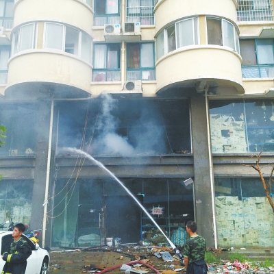 鄭州一小區(qū)疑因私拉充電線(xiàn)引火災(zāi) 40余輛電動(dòng)車(chē)被燒毀 鄭州一小區(qū)疑因私拉充電線(xiàn)引火災(zāi) 40余輛電動(dòng)車(chē)被燒毀