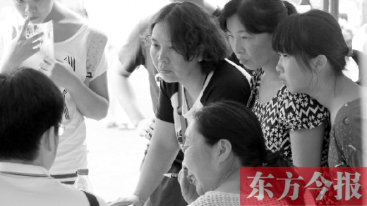 眾多家長(zhǎng)在咨詢(xún)高招錄取詳情