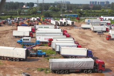 抓賭前，處警民警就藏身在這些廂式貨車內(nèi)。