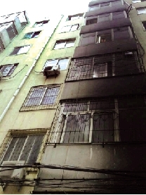 鄭州小區(qū)業(yè)主私拉充電線引火災 毀4輛電動車熏黑7層樓 鄭州小區(qū)業(yè)主私拉充電線引火災 毀4輛電動車熏黑7層樓