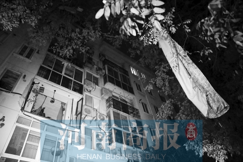 出事的樓下,被炸飛的窗戶玻璃滿地都是 出事的樓下,被炸飛的窗戶玻璃滿地都是