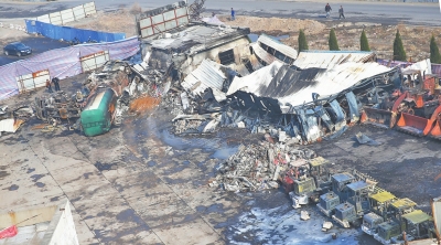 事故汽車站內(nèi),不少車輛被燒得面目全非。