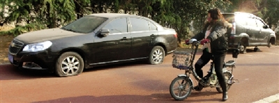 緊臨西三環(huán)一小區(qū)門口停的轎車，8輛車車胎被扎