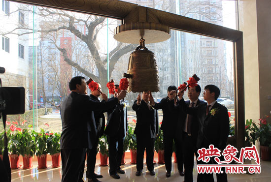 1月7日，在全國(guó)股份轉(zhuǎn)讓系統(tǒng)（即新三板），伴隨著開(kāi)市寶鐘的敲響，山水園林股份有限公司正式登陸新三板。