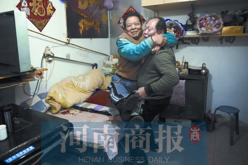 2015年1月15日，老鄰居抱起180斤重的高新海去坐三輪車，準(zhǔn)備出去轉(zhuǎn)轉(zhuǎn)