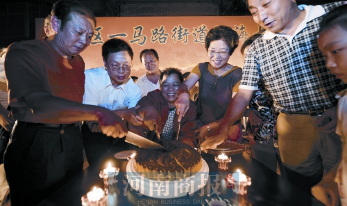 2008年9月14日，老鄰居們?yōu)楦咝潞Ｅe辦中秋賞月會(huì) 井勇/供圖