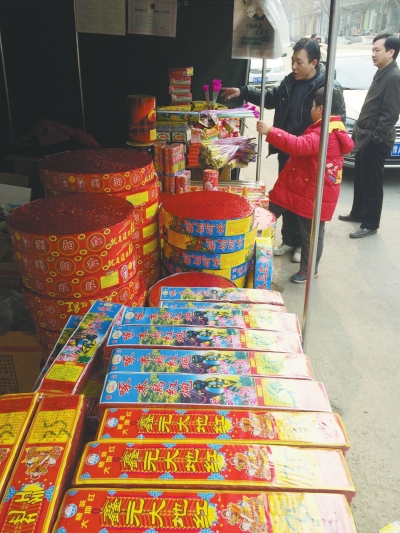 一家鞭炮攤兒前，只有少數(shù)人駐足購(gòu)買。