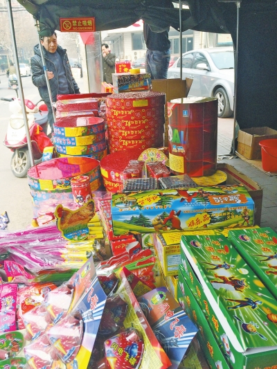　鞭炮攤兒主售賣的煙花爆竹種類齊全。