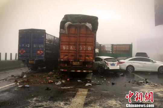 圖為21日，京港澳高速河南段21輛汽車發(fā)生連環(huán)相撞事故現(xiàn)場。　郭浩　攝