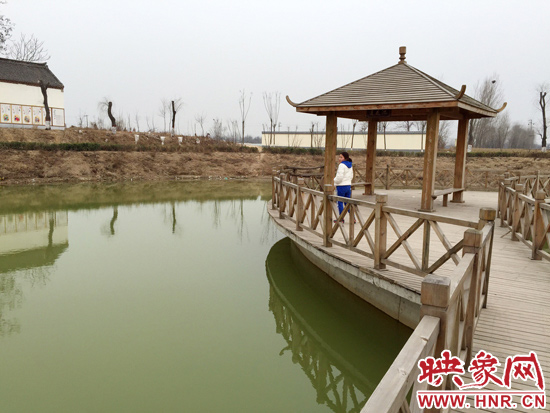 事發(fā)處就挨著亭子。