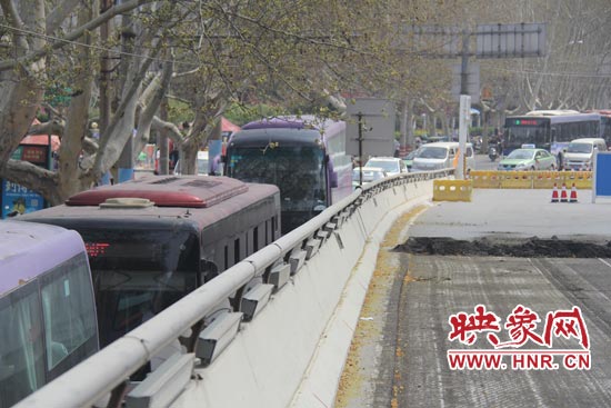 上下橋口圍擋處道路擁堵。