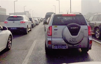 早高峰隴海高架橋從秦嶺路開始，一直向東都已經(jīng)堵成停車場(chǎng)了。 直播369 圖
