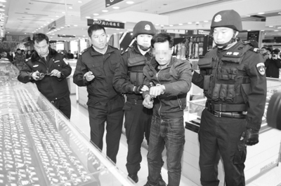 犯罪嫌疑人孫某到商場(chǎng)指認(rèn)作案現(xiàn)場(chǎng) 犯罪嫌疑人孫某到商場(chǎng)指認(rèn)作案現(xiàn)場(chǎng)