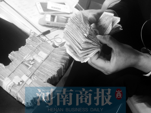 一名店員點了快一個小時，只點了一小部分零錢