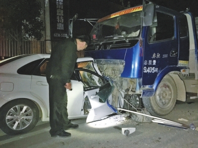 鄭州一司機酒駕逆行釀車禍 車體三分之一鉆入卡車下 鄭州一司機酒駕逆行釀車禍 車體三分之一鉆入卡車下