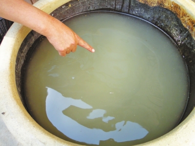 安陽一供水管爆裂屢修不成 村民連洗腳水都舍不得倒 安陽一供水管爆裂屢修不成 村民連洗腳水都舍不得倒