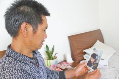 46歲的山村農(nóng)民祁振崗在失去兒子的同時，又陷入了“沒錢帶兒子回家”的揪心之痛中。