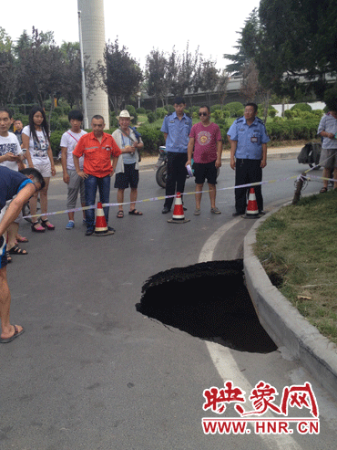 市民調(diào)侃這次塌陷難道是天太熱？