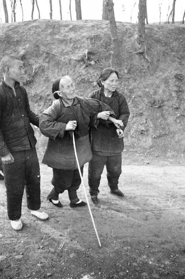 災(zāi)民，看到左側(cè)年輕人的白鞋，應(yīng)該是剛死去親人