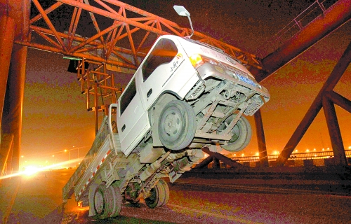 　車上升降機(jī)的工作臺(tái)被卡，車身前部高高翹起。