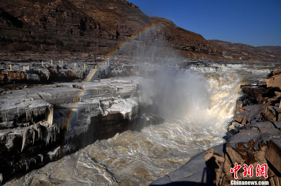 黃河壺口瀑布現(xiàn)流凌冰掛美景 黃河壺口瀑布現(xiàn)流凌冰掛美景