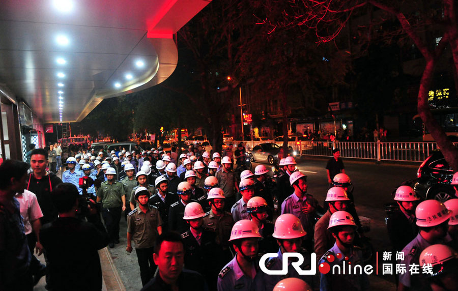 2012年12月26日晚，海南省三亞市，三亞市綜合行政執(zhí)法局河西大隊(duì)近百名城管上街執(zhí)法。