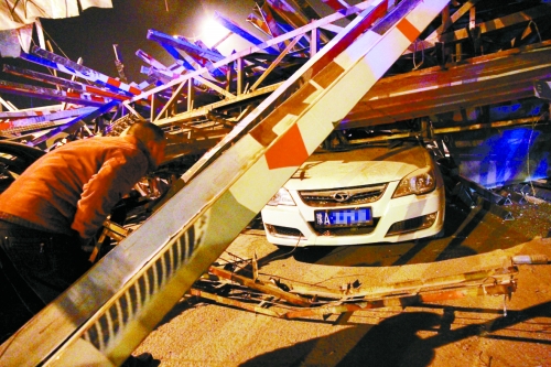 掉下的廣告牌把車(chē)砸得不輕 掉下的廣告牌把車(chē)砸得不輕