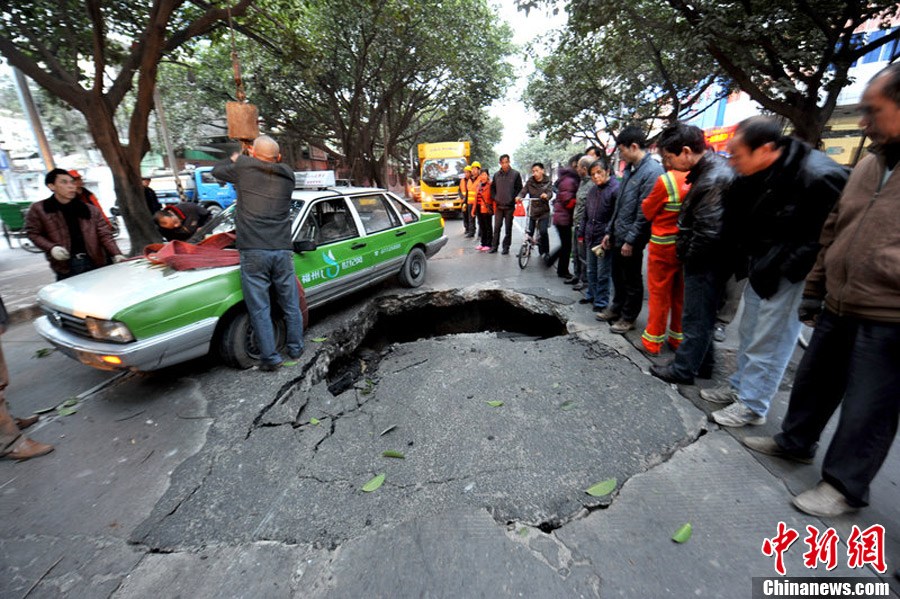 福州鬧市街道突然塌陷 出租車被“坑” 福州鬧市街道突然塌陷 出租車被“坑”