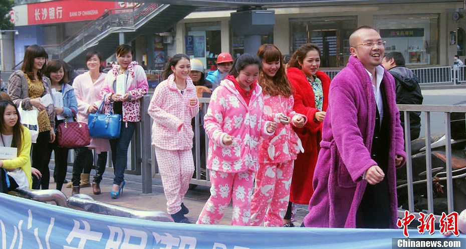 催眠師長沙街頭上演睡衣秀 催眠師長沙街頭上演睡衣秀