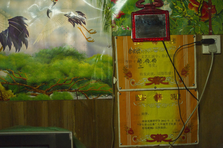 湖南一山村兒童每天需攀爬垂直天梯上學(圖) 湖南一山村兒童每天需攀爬垂直天梯上學(圖)