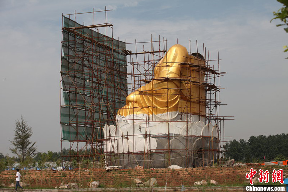 圖為被拆掉頭的雕塑。王友 攝