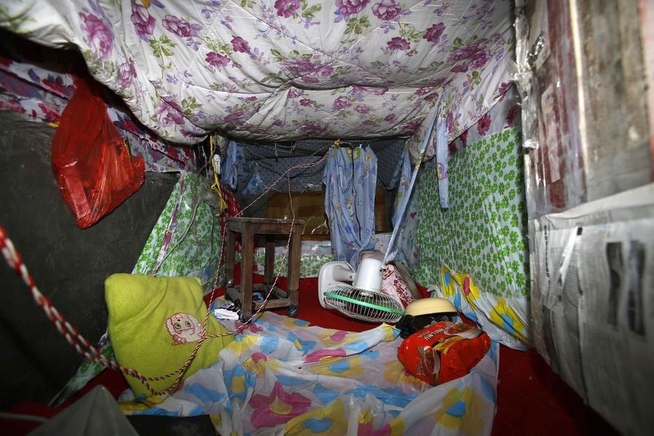 今年地窖挖成。6月12日22時(shí)左右，陳小龍?jiān)诩闻d市經(jīng)濟(jì)技術(shù)開發(fā)區(qū)(國(guó)際商務(wù)區(qū))玉都豪匯KTV門口，以拉客為由，將18歲安徽女孩郭某，用三輪電動(dòng)車載到僻靜處，以水果刀、電棍威脅，將她雙手雙腳綁住，嘴巴封住。強(qiáng)行帶到出租屋地窖內(nèi)，用鎖鏈鎖住。期間，陳小龍多次強(qiáng)奸女孩。