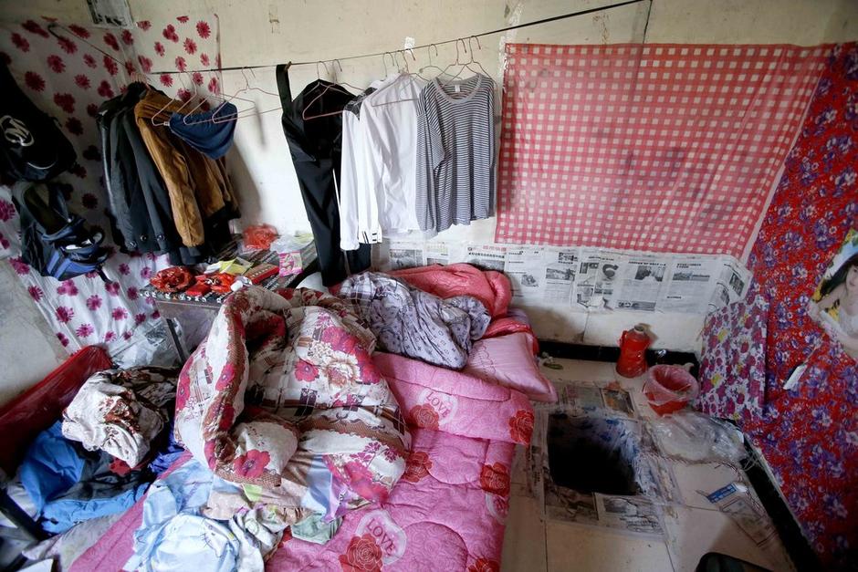 女孩利用隨身攜帶的指甲刀，一點(diǎn)點(diǎn)將身上鎖鏈磨斷，6月23日，她掙脫鎖鏈，跑到氣窗大喊救命，周圍居民聞聲報(bào)警，女孩11天的地獄經(jīng)歷才告結(jié)束。