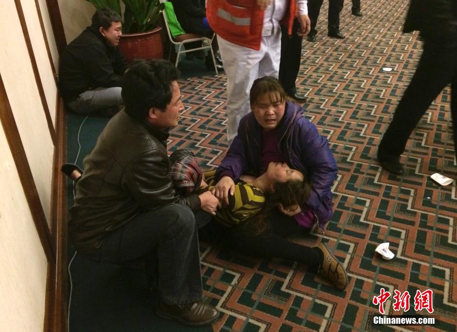 馬總理宣布MH370墜毀 在京乘客家屬泣不成聲 馬總理宣布MH370墜毀 在京乘客家屬泣不成聲