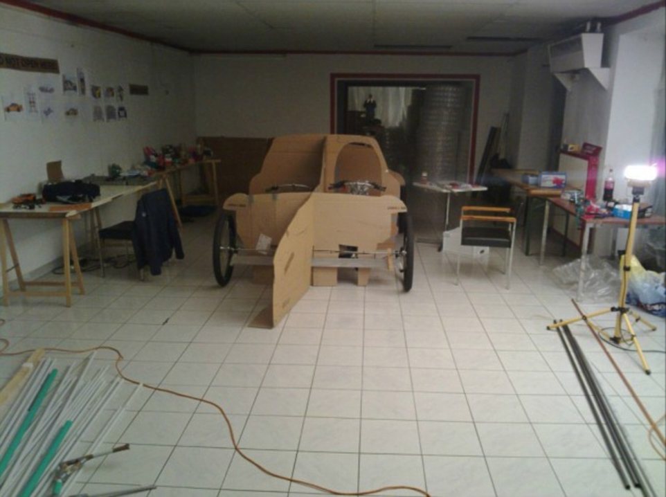 澳牛人用紙板做成保時捷被收入博物館 澳牛人用紙板做成保時捷被收入博物館