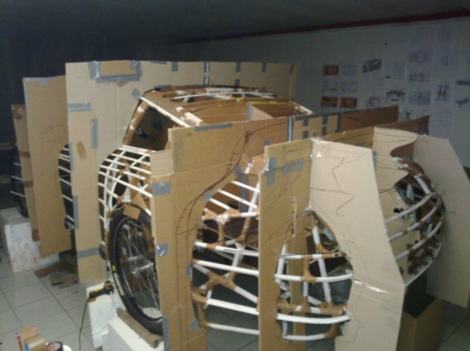 澳牛人用紙板做成保時捷被收入博物館 澳牛人用紙板做成保時捷被收入博物館