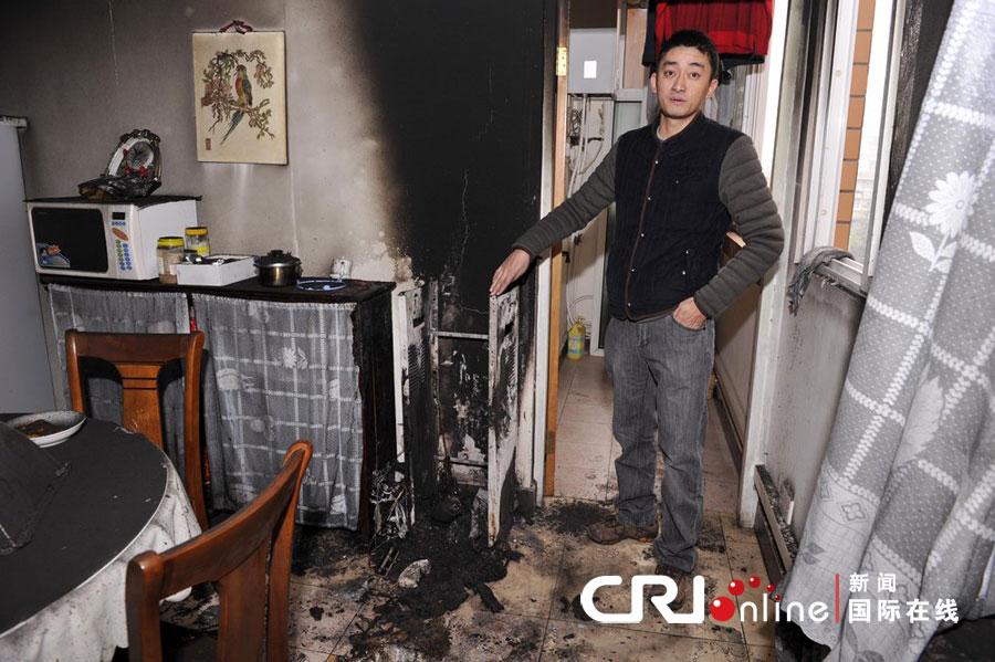 成都一飲水機(jī)自燃 屋子被熏成“黑煤窯” 成都一飲水機(jī)自燃 屋子被熏成“黑煤窯”