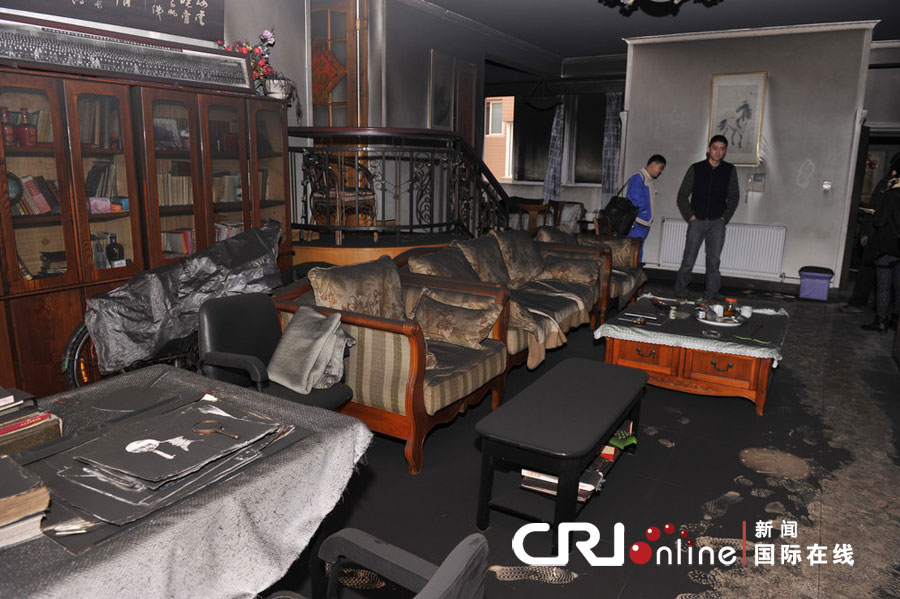 成都一飲水機(jī)自燃 屋子被熏成“黑煤窯” 成都一飲水機(jī)自燃 屋子被熏成“黑煤窯”