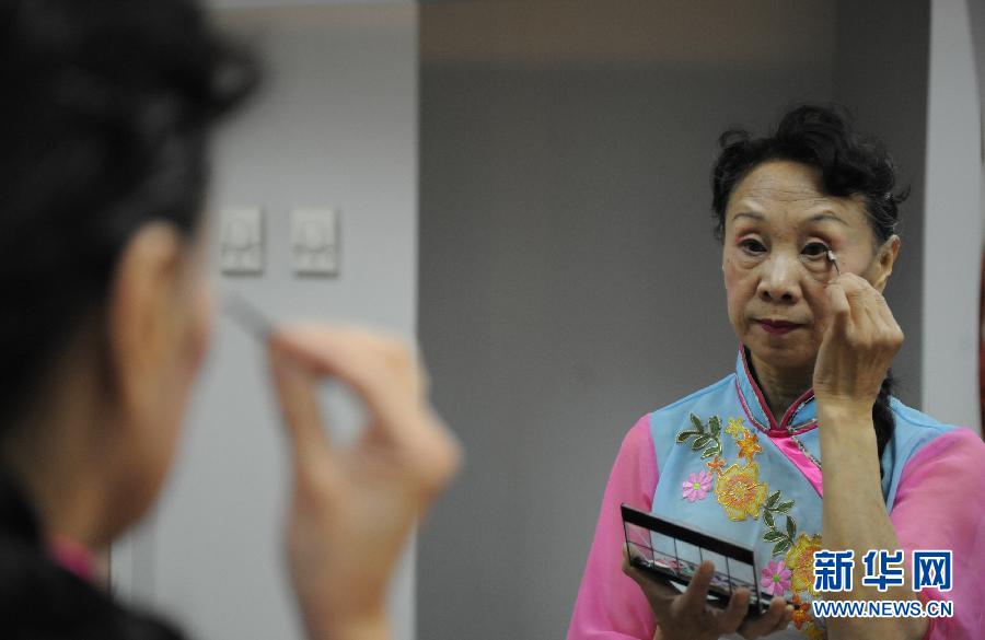 (圖片故事)(7)六旬老太舞動足尖上的夢 (圖片故事)(7)六旬老太舞動足尖上的夢