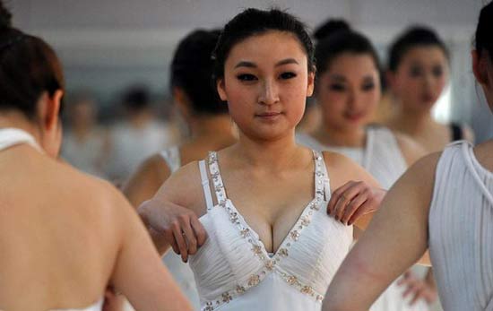 藝考面面觀之辛酸史 18歲女生騙外婆萬(wàn)元抽脂 藝考面面觀之辛酸史 18歲女生騙外婆萬(wàn)元抽脂