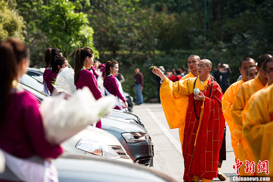 廣東西樵山寶峰寺法師為國(guó)際旅游小姐舉行灑凈儀式 廣東西樵山寶峰寺法師為國(guó)際旅游小姐舉行灑凈儀式