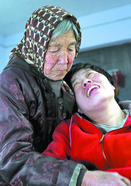 78歲婆婆照顧重病兒媳 稱其就是自己的親閨女 78歲婆婆照顧重病兒媳 稱其就是自己的親閨女