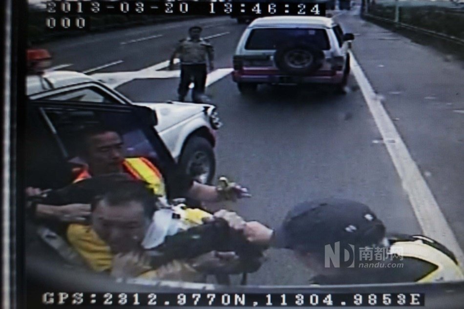 女子鬧市脫光向前男友索債 女子鬧市脫光向前男友索債