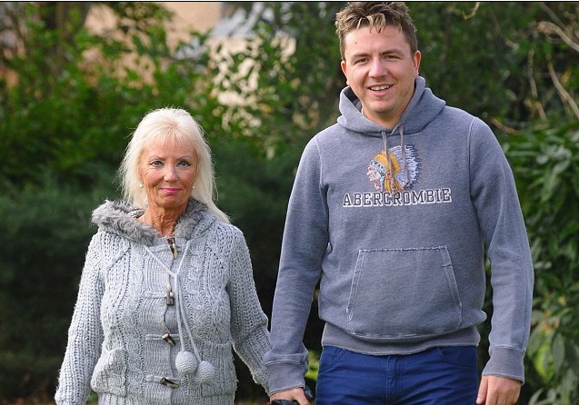 英67歲老婦隆胸后與29歲小伙相戀 英67歲老婦隆胸后與29歲小伙相戀