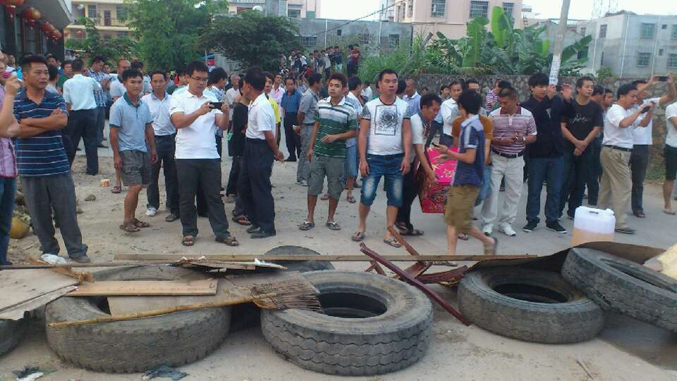 網(wǎng)曝海南三亞暴力強拆 村民下跪求情 網(wǎng)曝海南三亞暴力強拆 村民下跪求情