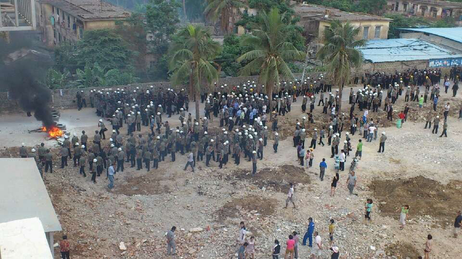 網(wǎng)曝海南三亞暴力強拆 村民下跪求情 網(wǎng)曝海南三亞暴力強拆 村民下跪求情