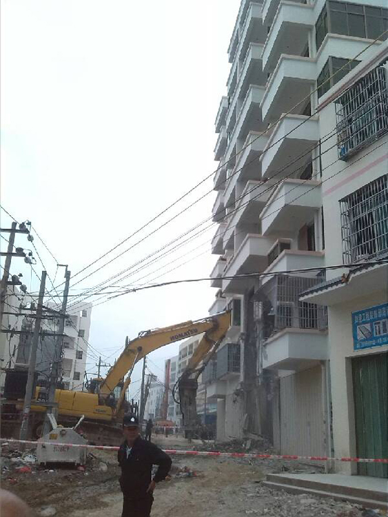 網(wǎng)曝海南三亞暴力強拆 村民下跪求情 網(wǎng)曝海南三亞暴力強拆 村民下跪求情