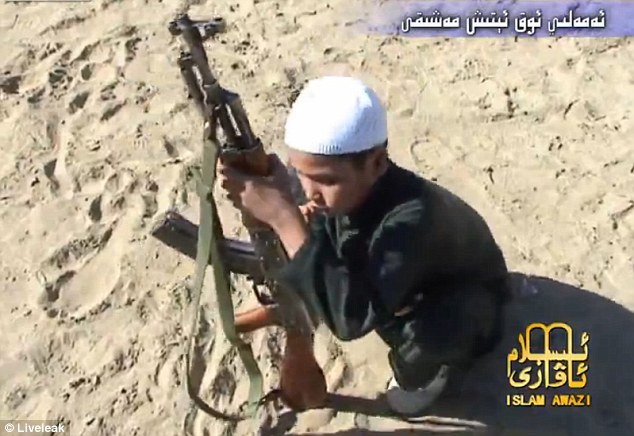 基地組織兒童突擊隊員持AK47射擊訓(xùn)練