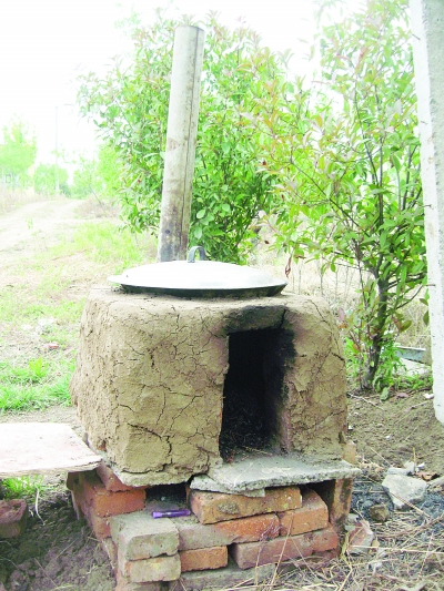 簡(jiǎn)易的鍋灶。任國(guó)勇攝